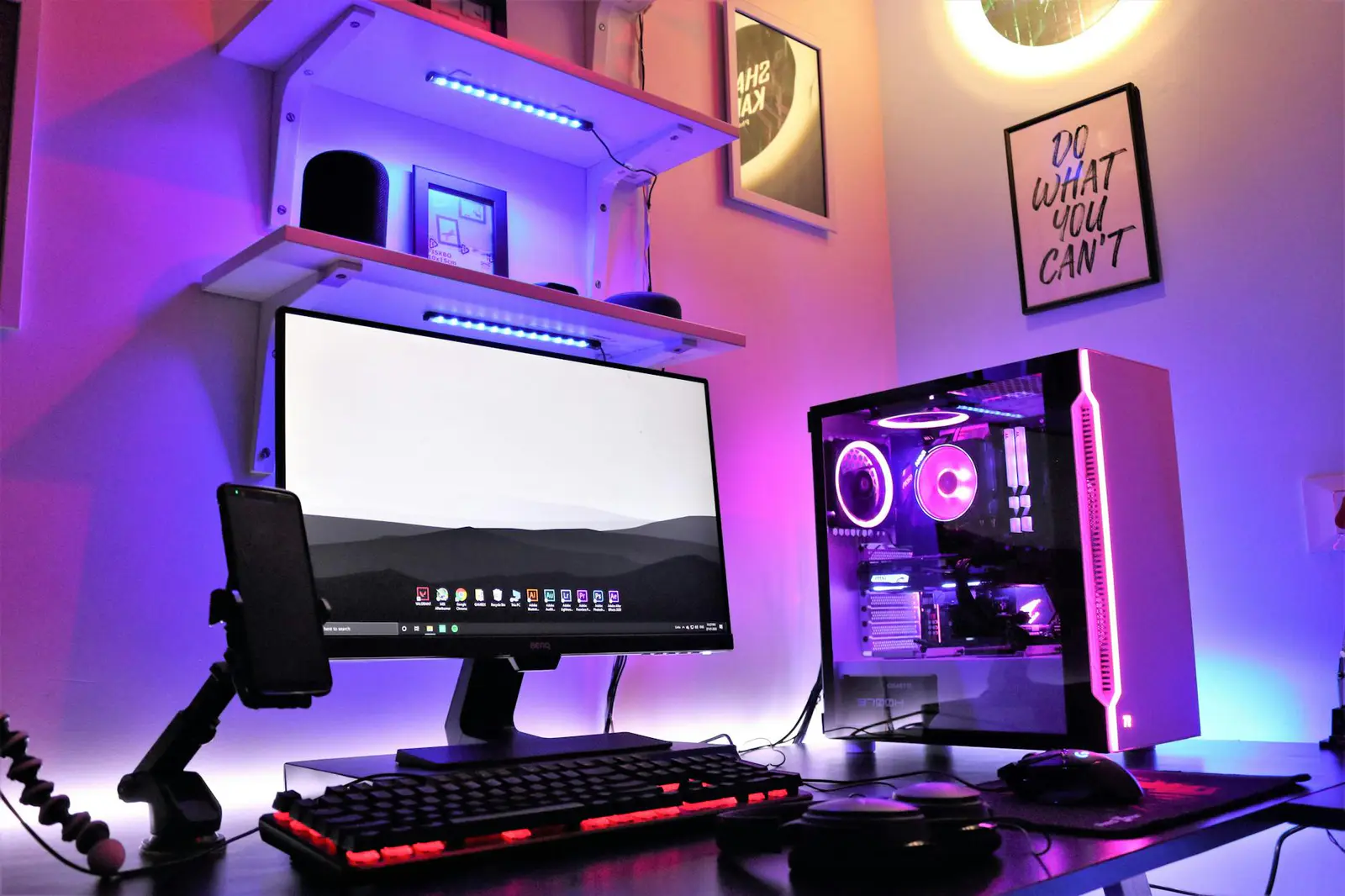 Interior do escritório TelaMagica com luzes RGB